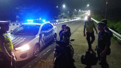 GERUNG, Lombok Barat – Jajaran Kepolisian Resor (Polres) Lombok Barat terus meningkatkan kegiatan patroli malam dalam rangka Operasi Ketupat Rinjani 2025. Langkah ini diambil sebagai upaya preventif untuk mengantisipasi terjadinya balap liar dan potensi gangguan keamanan dan ketertiban masyarakat (kamtibmas) lainnya, terutama di jalur-jalur rawan seperti area Bypass Gerung. Kegiatan patroli intensif ini salah satunya dilaksanakan oleh personel Pos Pengamanan (Pos Pam) Giri Menang Square (GMS) Gerung. Menurut Kepala Pos Pam GMS Gerung, Ipda I Wayan Rudi Hariadi, S.H., kegiatan pengamanan jalur dan patroli rutin dilaksanakan untuk memastikan situasi tetap kondusif selama pelaksanaan Operasi Ketupat Rinjani. "Kami dari Pos Pam GMS Gerung secara rutin melaksanakan patroli, terutama pada malam hari, di sepanjang jalur Bypass 1 dan 2 Gerung," ujar Ipda I Wayan Rudi Hariadi, S.H., saat ditemui di Pos Pam GMS Gerung, Rabu (26/3/2025) malam. "Tujuan utama dari patroli ini adalah untuk mencegah terjadinya aksi balap liar yang sangat meresahkan masyarakat dan juga untuk mengantisipasi potensi tindak kriminalitas atau kejadian menonjol lainnya." Patroli Malam Antisipasi Balap Liar di Bypass Gerung Lebih lanjut, Ipda I Wayan Rudi Hariadi menjelaskan bahwa pada Rabu malam, 26 Maret 2025, sekitar pukul 23.00 WITA hingga selesai, tim patroli dari Pos Pam GMS Gerung yang dipimpin oleh Komandan Regu (Danru) II, Ipda Dodik Hendra, bersama anggota jaga melaksanakan kegiatan patroli di seputaran wilayah pos pam. Sasaran utama dari kegiatan ini adalah jalur Bypass 1 dan 2 Gerung yang memang kerap kali menjadi lokasi favorit bagi para pelaku balap liar. "Tim patroli kami bergerak secara mobile di sepanjang jalur bypass. Selain melakukan pemantauan, kami juga memberikan imbauan kepada para pemuda yang masih berkumpul di pinggir jalan agar tidak melakukan kegiatan yang melanggar hukum, seperti balap liar," terang Ipda I Wayan Rudi Hariadi. "Kami menekankan kepada mereka tentang bahaya balap liar, baik bagi diri sendiri maupun bagi pengguna jalan lainnya." Himbauan Kepada Masyarakat untuk Mendukung Operasi Ketupat Ipda I Wayan Rudi Hariadi juga mengimbau kepada seluruh masyarakat Lombok Barat, khususnya yang berada di wilayah Gerung, untuk turut serta menjaga keamanan dan ketertiban selama pelaksanaan Operasi Ketupat Rinjani 2025. Ia berharap masyarakat dapat memberikan informasi kepada pihak kepolisian jika melihat atau mengetahui adanya potensi gangguan kamtibmas, termasuk aktivitas balap liar. "Kami sangat mengharapkan partisipasi aktif dari masyarakat. Jika ada informasi terkait balap liar atau hal-hal mencurigakan lainnya, jangan ragu untuk menghubungi kami atau kantor polisi terdekat," kata Ipda I Wayan Rudi Hariadi. "Kerja sama antara polisi dan masyarakat sangat penting untuk menciptakan situasi yang aman dan nyaman bagi kita semua, terutama menjelang dan selama Hari Raya Idul Fitri nanti." Situasi Terpantau Aman dan Kondusif Hingga laporan ini diturunkan, Ipda I Wayan Rudi Hariadi memastikan bahwa situasi di wilayah hukum Pos Pam GMS Gerung terpantau aman dan kondusif. Kegiatan patroli akan terus ditingkatkan secara berkala untuk memberikan rasa aman kepada masyarakat dan mencegah terjadinya gangguan kamtibmas. "Alhamdulillah, situasi malam ini aman dan kondusif. Kami akan terus melakukan pemantauan dan patroli secara intensif. Perkembangan kegiatan hari ini akan kami laporkan kembali kepada pimpinan," pungkas Ipda I Wayan Rudi Hariadi. Operasi Ketupat Rinjani 2025 merupakan operasi kepolisian terpusat yang dilaksanakan dalam rangka pengamanan Hari Raya Idul Fitri 1446 Hijriah. Polres Lombok Barat turut serta dalam operasi ini dengan menggelar berbagai kegiatan, mulai dari pengamanan arus mudik dan balik, pengamanan tempat-tempat ibadah dan wisata, hingga pencegahan tindak kriminalitas dan gangguan kamtibmas lainnya. Dengan adanya kegiatan patroli rutin seperti yang dilaksanakan oleh Pos Pam GMS Gerung, diharapkan masyarakat dapat merayakan Hari Raya Idul Fitri dengan aman dan nyaman.