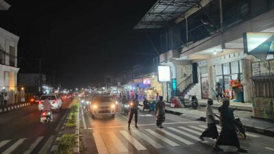 Suasana Khusyuk Tarawih di Kediri, Polisi Siaga Amankan Ibadah