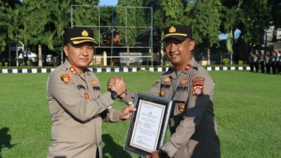 Kapolres Lombok Barat Berikan Penghargaan Kepada Personel Berprestasi, Tingkatkan Motivasi Kerja