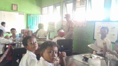 Polsek Gerung Kawal Pembagian Makan Bergizi Gratis untuk Ratusan Siswa SD di Dasan Tapen
