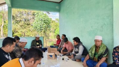 Bhabinkamtibmas Kedaro Kawal Penyaluran Bibit untuk Kemandirian Pangan Sekotong