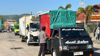 Pengamanan Ketat Bongkaran KMP SURYA 777 di Pelabuhan Lembar Berjalan Lancar