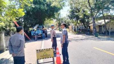 Polsek Lembar Amankan Pemangkasan Pohon di Dusun Batu Samban