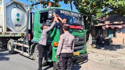 Polsek Pelabuhan Lembar Bagikan Bendera Merah Putih kepada Sopir Truk Sambut HUT RI ke-80