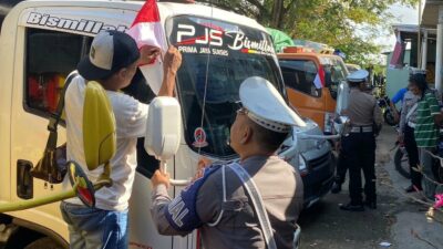 Tugu Tank Gerung Jadi Titik Patriotisme: Polantas Bagikan Bendera Merah Putih