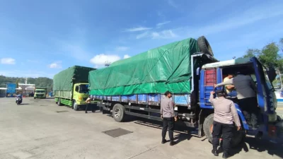 Polsek Kawasan Pelabuhan Lembar Jaga Ketertiban Bongkaran Kapal dari Jangkar