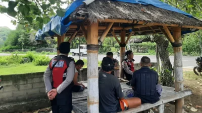 Empat Personel Polsek Sekotong Patroli Dialogis di Gunung Ketapang