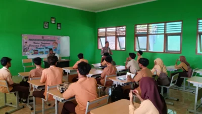 Dekatkan Diri ke Generasi Muda, Polsek Sekotong Turun ke Sekolah