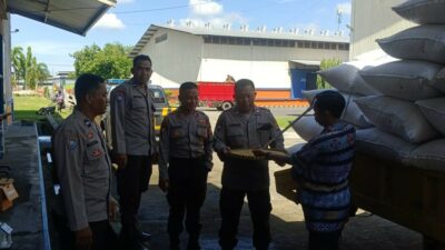 Jaga Stabilitas Pangan, Polsek Gerung Dampingi Penjualan Jagung